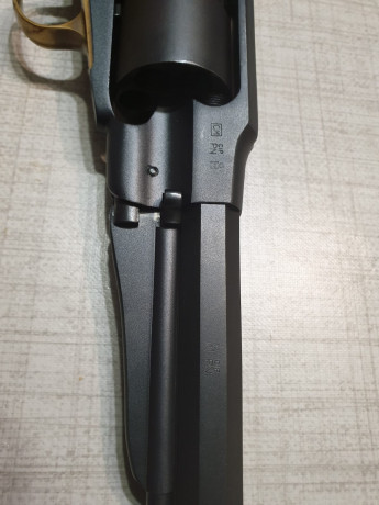Hola compañeros, Un amigo del club vende este revolver Remington Pattern de Pedersoli en cal 44.
Me dice 12