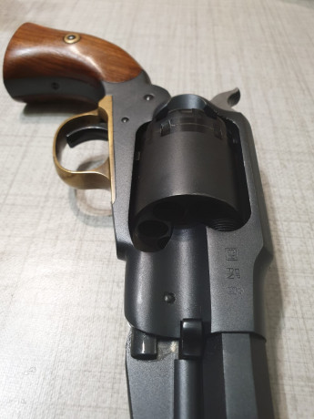 Hola compañeros, Un amigo del club vende este revolver Remington Pattern de Pedersoli en cal 44.
Me dice 11