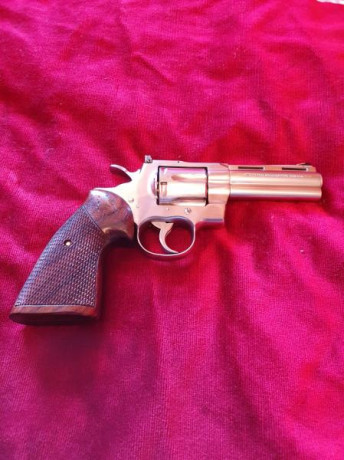 Mi amigo Jacinto vende su revólver Colt Python, el Rolls Roy e de los revólveres, cuatro pulgadas de cañón 31