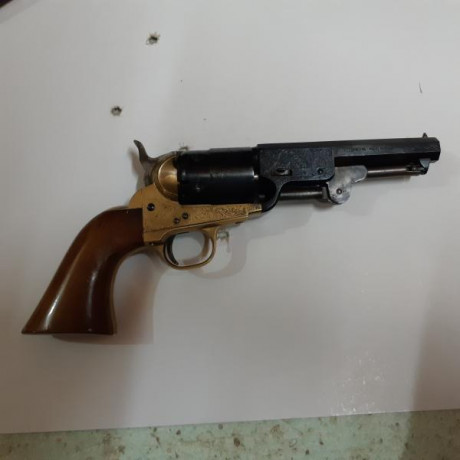 1560707080926227152165841625450.jpg Lo dicho, vaciando armero vendo este colt Sheriff de Pietta con grabados. 01