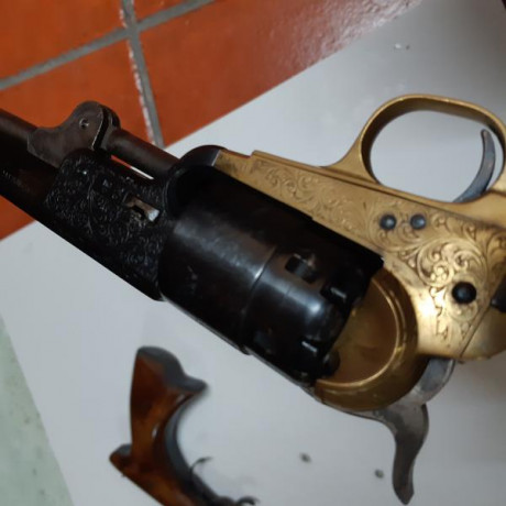  1560707080926227152165841625450.jpg Lo dicho, vaciando armero vendo este colt Sheriff de Pietta con grabados. 00