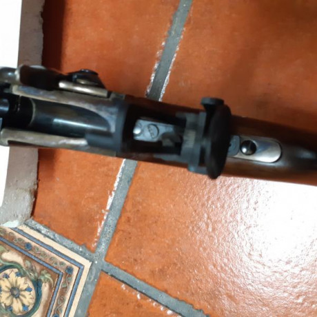 Lo dicho, ya tengo demasiados rifles de cartucho metalico.
Este tiene una empunadura perfecta para tenido.
Esta 00