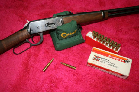Vendo rifle de palanca Winchester 1894 del calibre 30-30W.
Estrías en buen estado. Madera acabada al aceite. 02