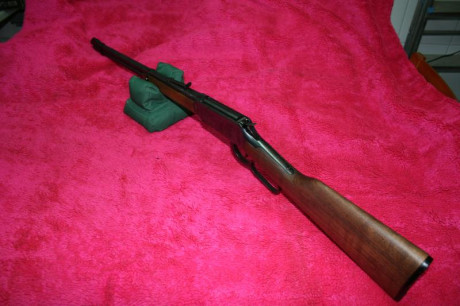 Vendo rifle de palanca Winchester 1894 del calibre 30-30W.
Estrías en buen estado. Madera acabada al aceite. 01
