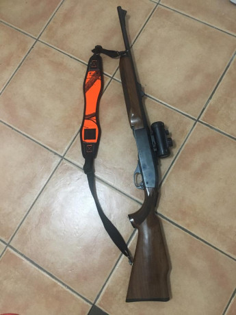 Un amigo vende este rifle remington 7400 en calibre 3006. No ha tirado ni dos cajas, lleva un carril weaver 02