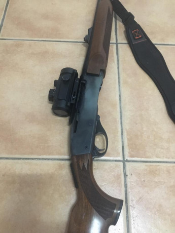 Un amigo vende este rifle remington 7400 en calibre 3006. No ha tirado ni dos cajas, lleva un carril weaver 01