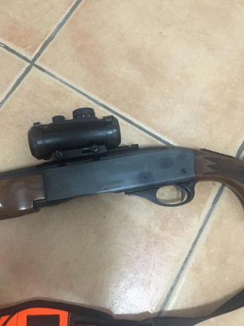 Un amigo vende este rifle remington 7400 en calibre 3006. No ha tirado ni dos cajas, lleva un carril weaver 00