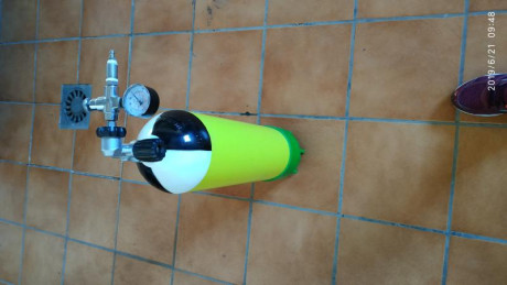 Vendo esta botella de 12 litros a 300 bares con estación de carga. Esta nueva. La primera inspección la 01