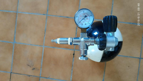Vendo esta botella de 12 litros a 300 bares con estación de carga. Esta nueva. La primera inspección la 00