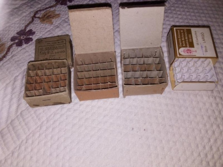 Hola vendo cajas vacias (sin cartuchos,  ni vainas) del calibre 9 largo . Hay de varios años.
Precio 5 00