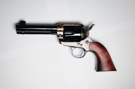 Hola a todos. Vendo el siguiente revolver:

Marca: Pietta
Modelo: Colt 1873
Calibre: 45
Estado: No ha 01