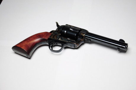 Hola a todos. Vendo el siguiente revolver:

Marca: Pietta
Modelo: Colt 1873
Calibre: 45
Estado: No ha 00