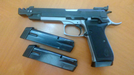 Un compañero del Club vende esta Bernadelli VB calibre 9PB con dos cargadores. el arma está en muy buenas 00