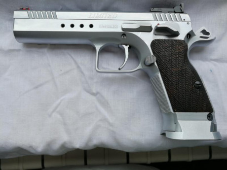 Arma comprada nueva hace dos años y medio, usada unicamente seis meses en mi primera temporada de IPSC, 01