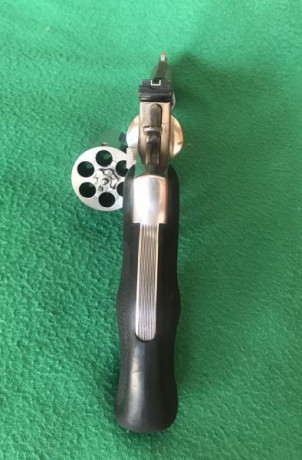 Este revólver y la funda la funda no está usada y solo es para guardar el S&W. es  un 686 de 4" 90