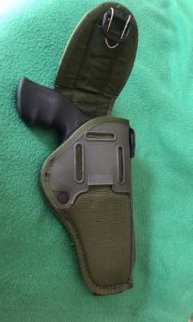 Este revólver y la funda la funda no está usada y solo es para guardar el S&W. es  un 686 de 4" 100