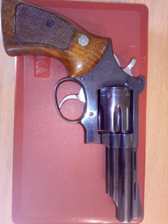 Vendo un revólver marca LLAMA modelo COMANCHE III del calibre 357 Magnum de 4" . Lo he usado tanto 00