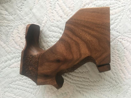  Vendo cacha original de STEYR LP10 EVO mecanica 
Talla  L  en estado impecable 
 Vale para LP1/2/10/50. 02