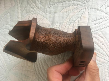  Vendo cacha original de STEYR LP10 EVO mecanica 
Talla  L  en estado impecable 
 Vale para LP1/2/10/50. 12