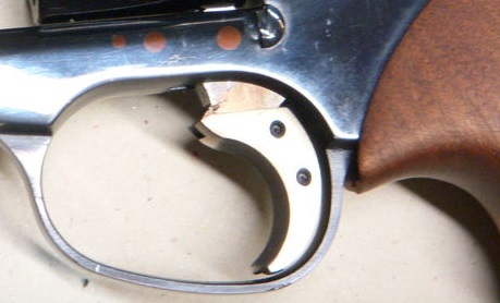 Busco) adaptador para ensanchar gatillo original revolver Manurhin.
Si alguien tiene uno y no lo utiliza, 00