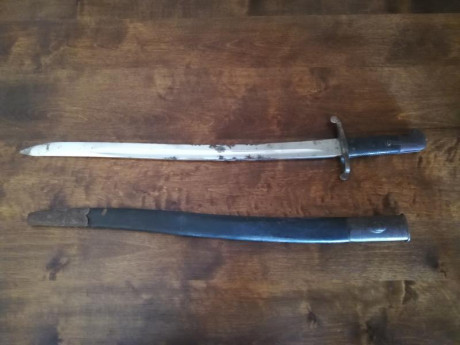 Buenas!

Hace ya tiempo que ronda por casa una bayoneta larga en bastante mal estado. Desconozco su origen, 02