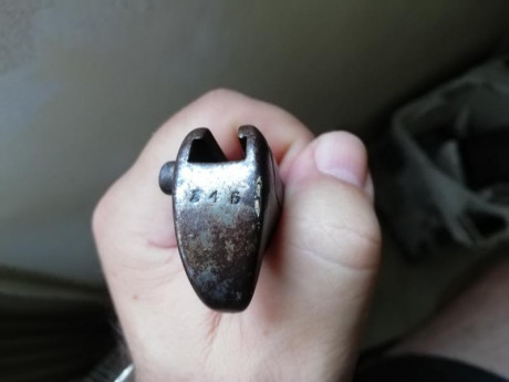 Buenas!

Hace ya tiempo que ronda por casa una bayoneta larga en bastante mal estado. Desconozco su origen, 10