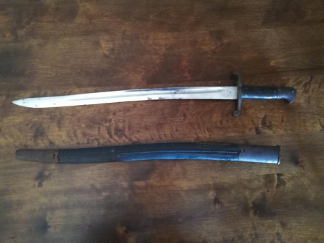 Buenas!

Hace ya tiempo que ronda por casa una bayoneta larga en bastante mal estado. Desconozco su origen, 00