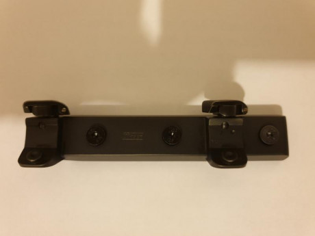 Pongo a la venta esta montura marca BLASER, en bastante buen estado, apta para visores de carril, marca 00