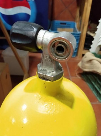 Buenas tardes, 

Tengo una scuba, pero tiene el inconveniente de que no me entra el conector de la botella 01