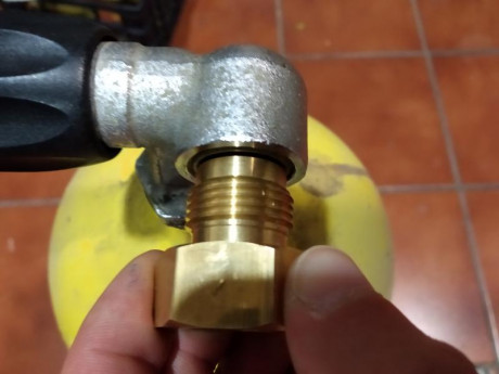Buenas tardes, 

Tengo una scuba, pero tiene el inconveniente de que no me entra el conector de la botella 00