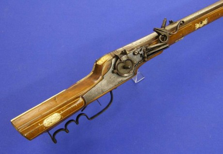 Voy a colocar unas fotos de un arma larga alemana de llave de mecha del siglo XVI. 140