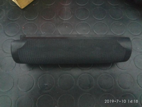 Guardamanos de goma marca Pachmayr para escopeta REMINGTON 870, estado solo montado, agarre buenísimo.
Precio 00