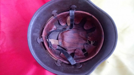 Casco M34, de 1934. Usado por la Policía, bomberos y cuerpos paramilitares e industriales. 
Es de metal 02
