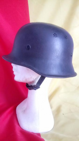 Casco M34, de 1934. Usado por la Policía, bomberos y cuerpos paramilitares e industriales. 
Es de metal 00