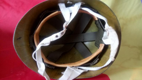 Casco de origen Estados unidos (modelo M1) usado por la Policía Aérea, años 70. 
Dispone de sotocasco 02