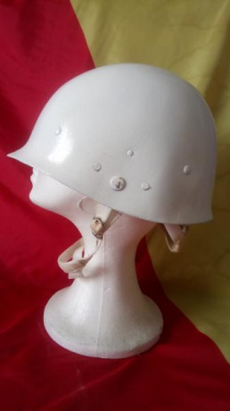 Casco de origen Estados unidos (modelo M1) usado por la Policía Aérea, años 70. 
Dispone de sotocasco 01