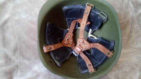 Casco de la Unión Soviética, con marcaje de 1974. Lo usaron Tropas mecanizadas y Artillería. 
Con cuero 02