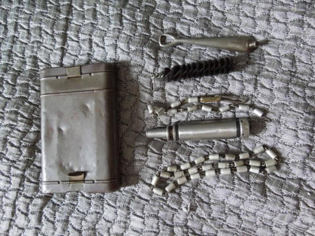 Set de limpieza para K98 del fabricante G. Appel. Con cadena de limpieza, limpiarecámara, cepillo y aceitera. 01
