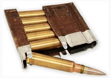 Peines o clips para cargar balas e insertarlas en el fusil suizo K31. 
Dispongo de unos 10 aprox.
PRECIO 02