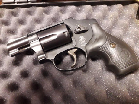Un compañero vende esta joya. 350 euros + funda especifica para el arma y cargador rápido. Su tlf. 636539609, 02