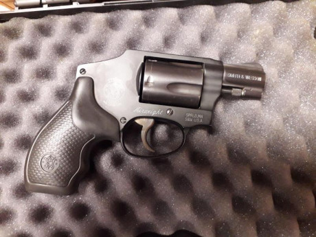 Un compañero vende esta joya. 350 euros + funda especifica para el arma y cargador rápido. Su tlf. 636539609, 01