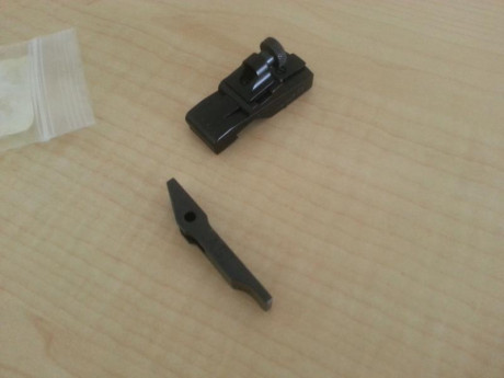 Vendo retenida del cargador sobredimensionada y alza tipo "peep".

las dos puesta en casa por 02