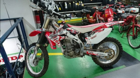 Cambio Honda Crf de 450cc 4tiempos muy bien cuidada por armas que puedan interesarme ajustando precio 01