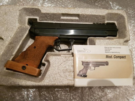 se vende pistola de aire comprimido GAMO COMPACT . El primer modelo. De los años 90. Es una pistola de 42