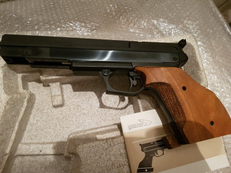 se vende pistola de aire comprimido GAMO COMPACT . El primer modelo. De los años 90. Es una pistola de 41