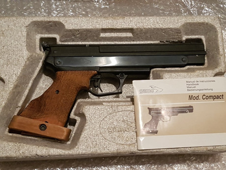se vende pistola de aire comprimido GAMO COMPACT . El primer modelo. De los años 90. Es una pistola de 50