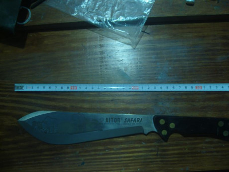 Vendo cuchillo AITOR Safari, años 80 edición con hoja grabada con elefante y rinoceronte, estado como 02