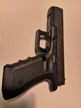Glock 17

Tiene poco más de 2 años y ha tirados una caja de munición solo.
Generación 4.
Esta como de 02