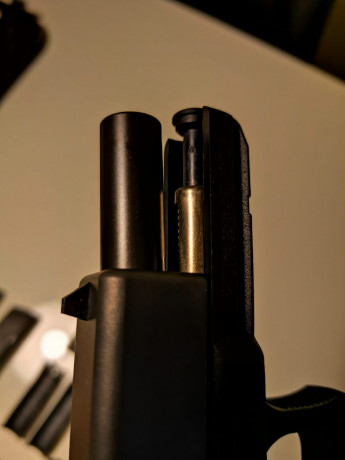 Glock 17

Tiene poco más de 2 años y ha tirados una caja de munición solo.
Generación 4.
Esta como de 00