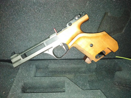 Se vende pistola FEINWERKBAU modelo AW93 calibre 22 con poco uso. Maletin original y dos cargadores. Precio 00